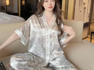 ชุดนอนแขนสั้นฤดูร้อน สไตล์ญี่ปุ่น-เกาหลี ผ้าซาตินเรียบ ลายเรียบหรู สีขาว offwhite