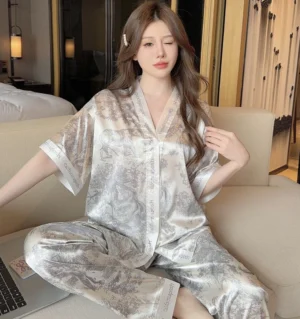ชุดนอนแขนสั้นฤดูร้อน สไตล์ญี่ปุ่น-เกาหลี ผ้าซาตินเรียบ ลายเรียบหรู สีขาว offwhite