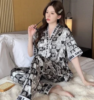 ชุดนอนแขนสั้นฤดูร้อน สไตล์ญี่ปุ่น-เกาหลี ผ้าซาตินเรียบ มีลาย สีดำ