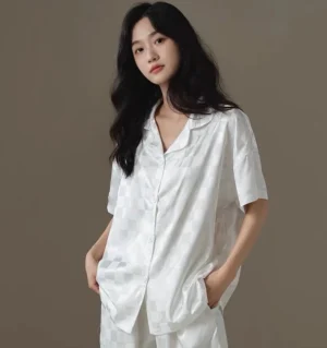 ชุดนอนผ้าซาติน แขนสั้น ขาสั้น ลายตาราง สีขาว