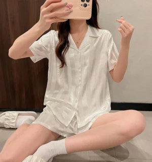 ชุดนอนผ้าซาติน แขนสั้น ขาสั้น ลายทาง สีขาว