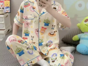 ชุดนอนผู้หญิง คอปกแขนสั้น ขายาว ลายการ์ตูนสีเหลืองพาสเทล