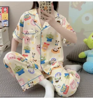 ชุดนอนผู้หญิง คอปกแขนสั้น ขายาว ลายการ์ตูนสีเหลืองพาสเทล