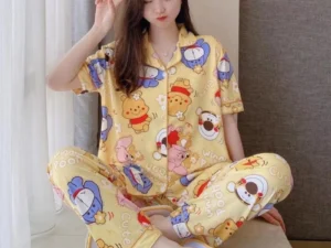 ชุดนอนผู้หญิง คอปกแขนสั้น ขายาว ลายการ์ตูนสีเหลือง