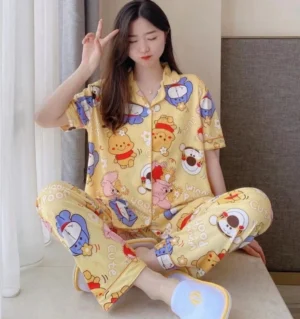 ชุดนอนผู้หญิง คอปกแขนสั้น ขายาว ลายการ์ตูนสีเหลือง