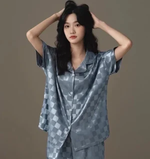 ชุดนอนผ้าซาติน แขนสั้น ขาสั้น ลายตาราง สีเนวี่