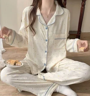 ชุดนอนผ้าไหมญี่ปุ่น แขนสั้น ขายาว สีเหลืองนวล ลายจุดฟ้า